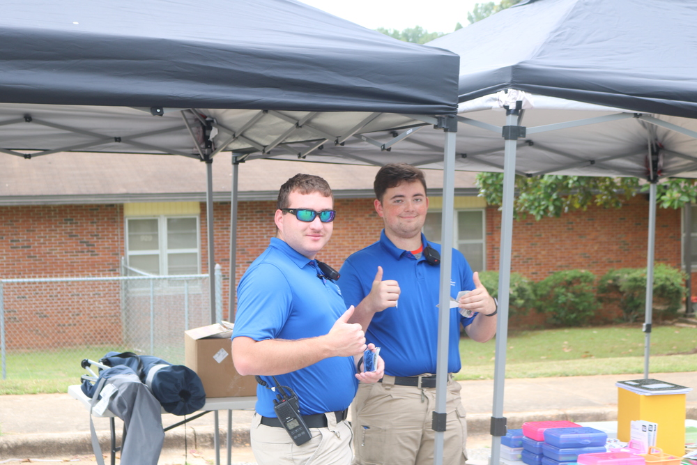 Auburn police under vendor tent giving the thumbs up