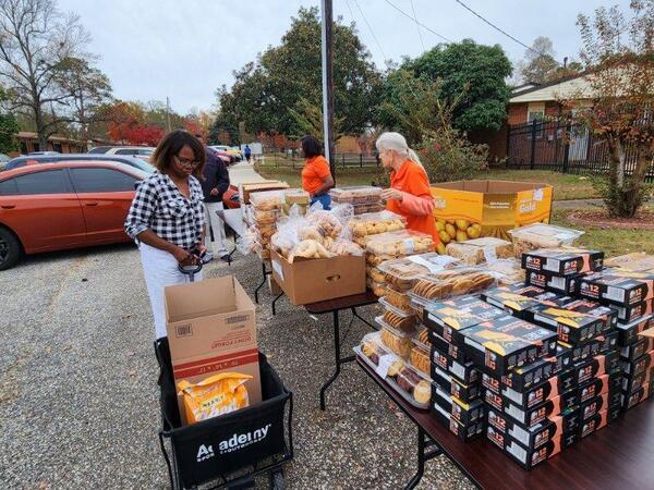 thanksgiving farmers market staff volunteers providing food to attendees