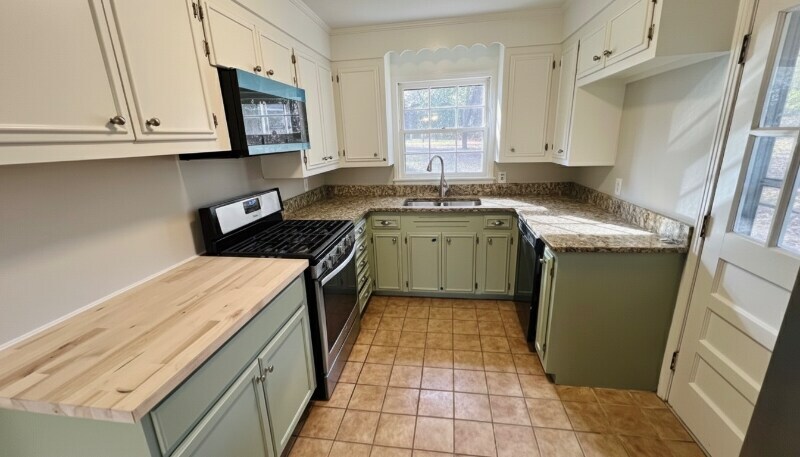 1121 E. Magnolia Ave at 1121 E. Magnolia Ave