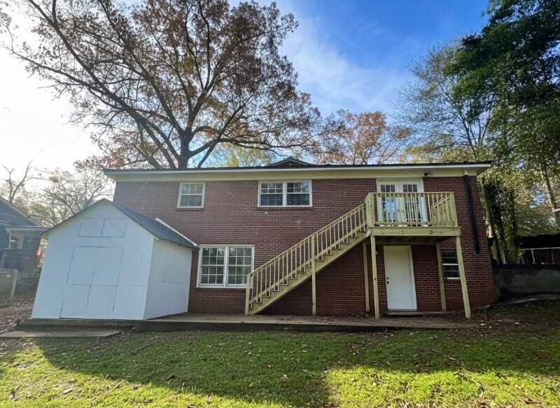 1121 E. Magnolia Ave