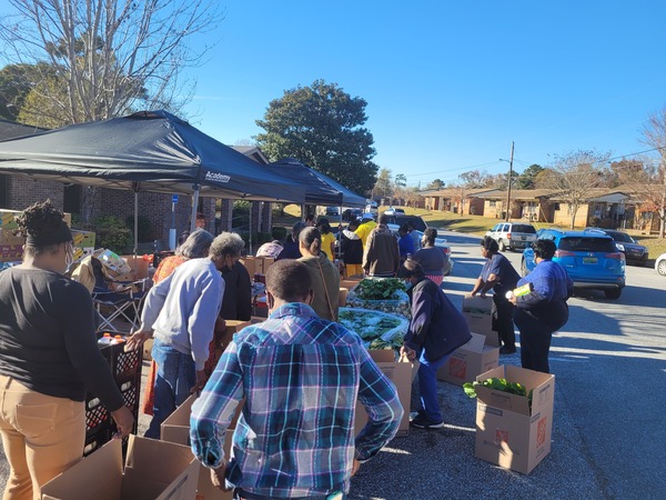 AHA Thanksgiving Farmers Market attendees unloading boxes 