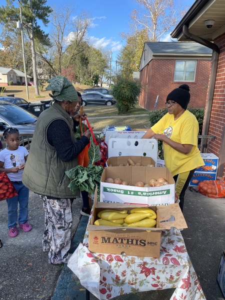 Resdient receiving fruit and veggies at farmers market 